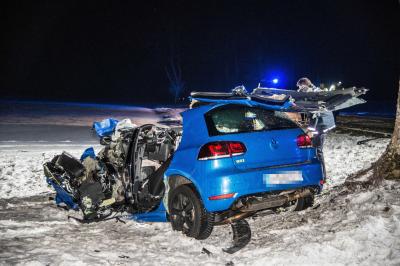 Heubach: Toedlicher Verkehrsunfall vermutlich durch Wildwechsel - VW GTI knallt gegen Baum